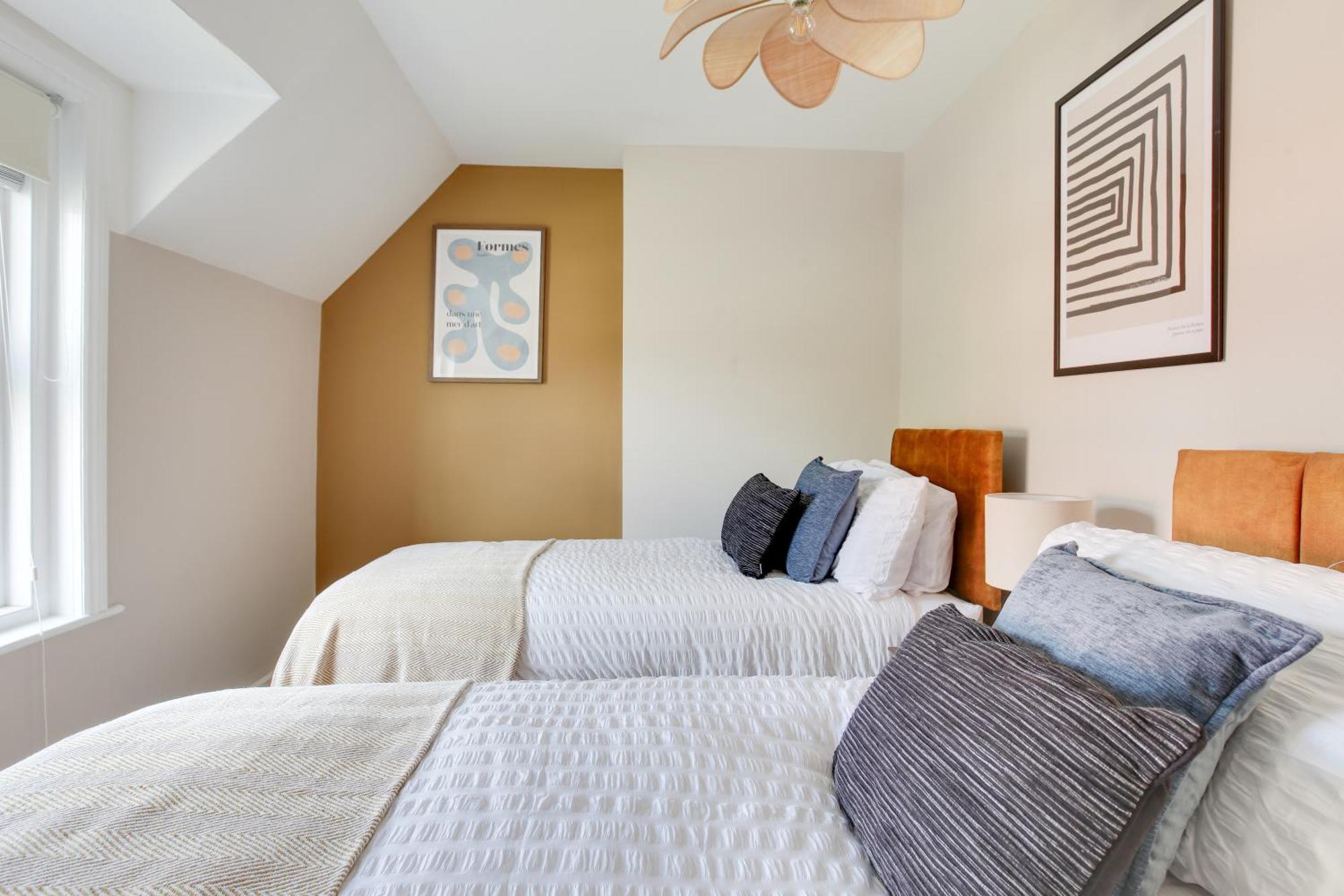 Cosy 3 Bedroom House With Free Parking And Wifi هيث المظهر الخارجي الصورة