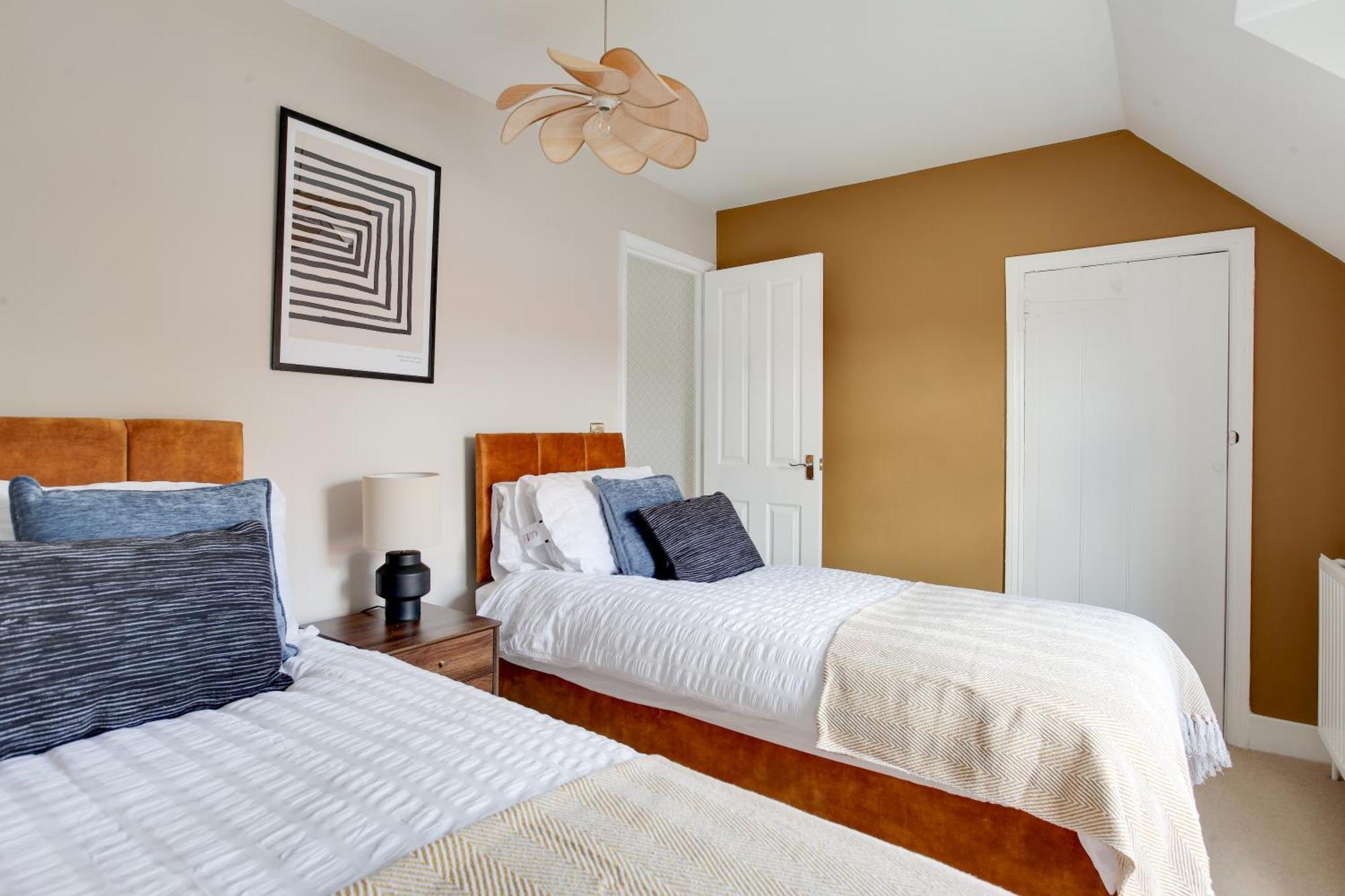 Cosy 3 Bedroom House With Free Parking And Wifi هيث المظهر الخارجي الصورة