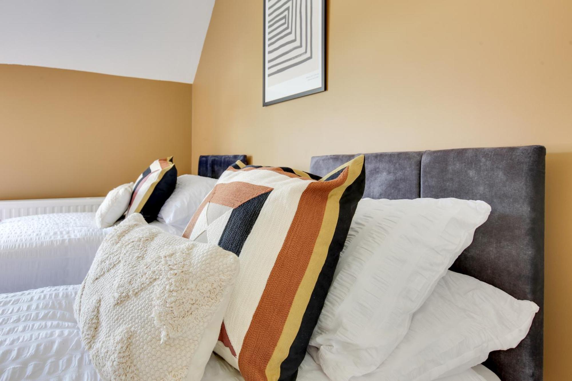 Cosy 3 Bedroom House With Free Parking And Wifi هيث المظهر الخارجي الصورة